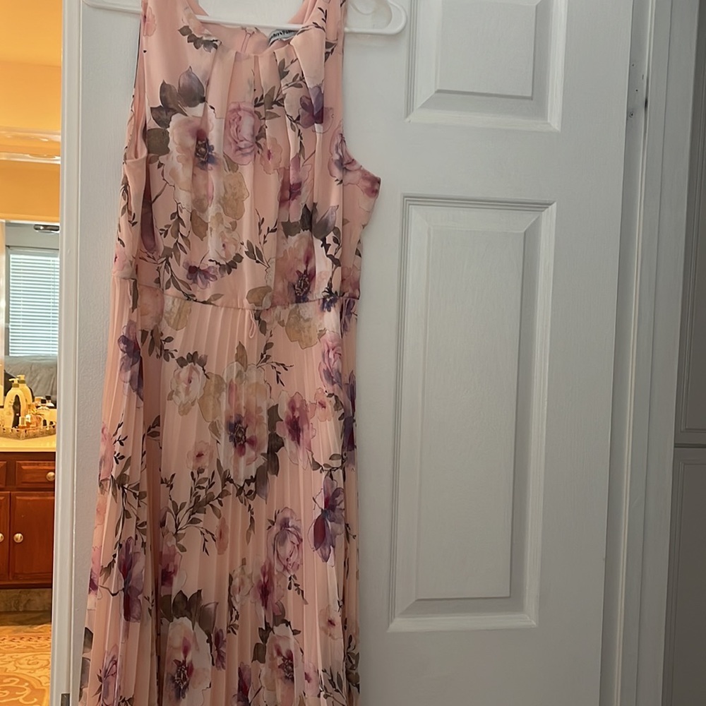 Dress - Picture 2 of 4